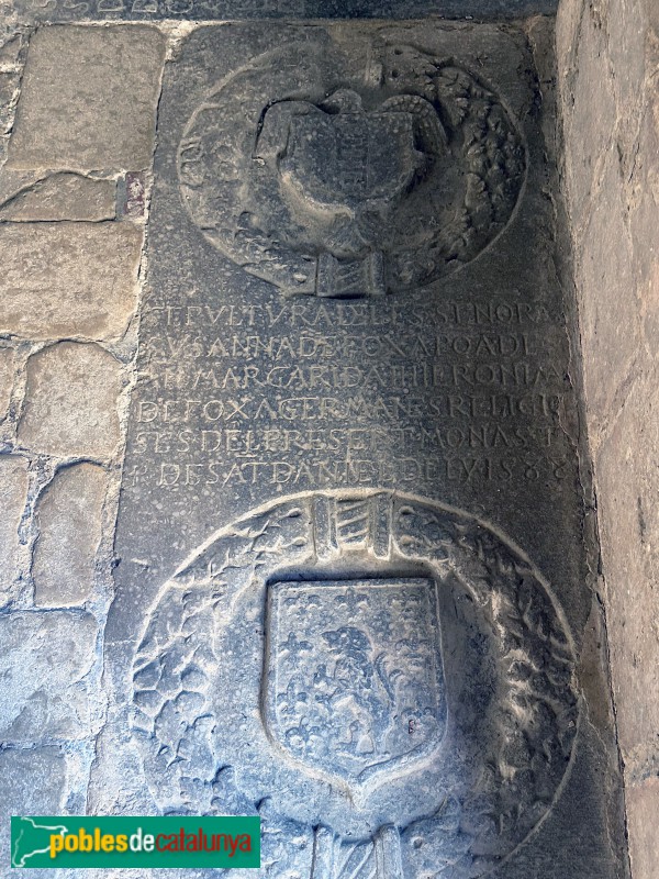 Girona - Monestir de Sant Daniel. Làpida del claustre (1588)
