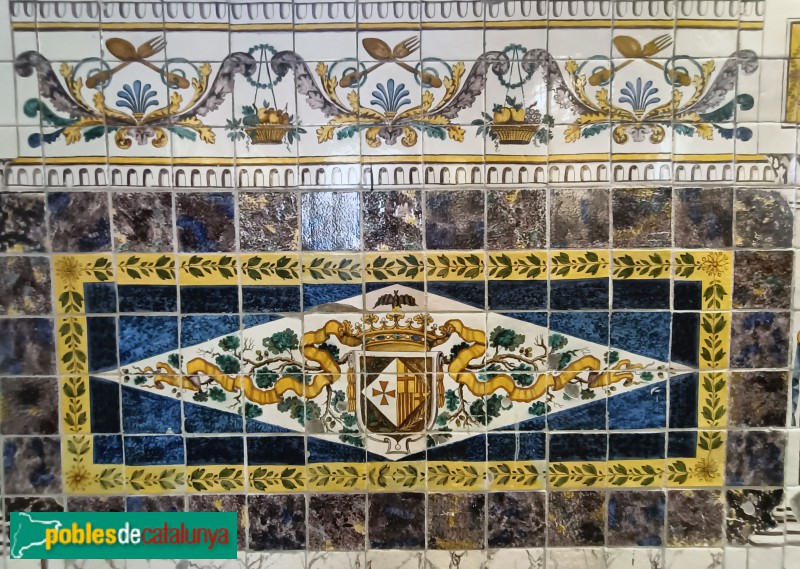 Barcelona - Casa de Convalescència. Menjador d'homes. Escut de l'Hospital de la Santa Creu