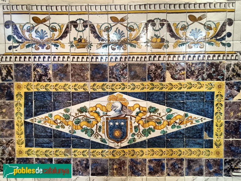 Barcelona - Casa de Convalescència. Menjador d'homes. Escut dels Astor-Soler