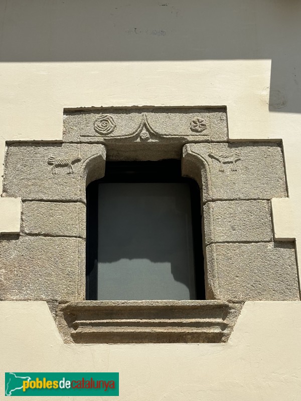 Argentona - Museu del Càntir. Finestra de Cal Carboner