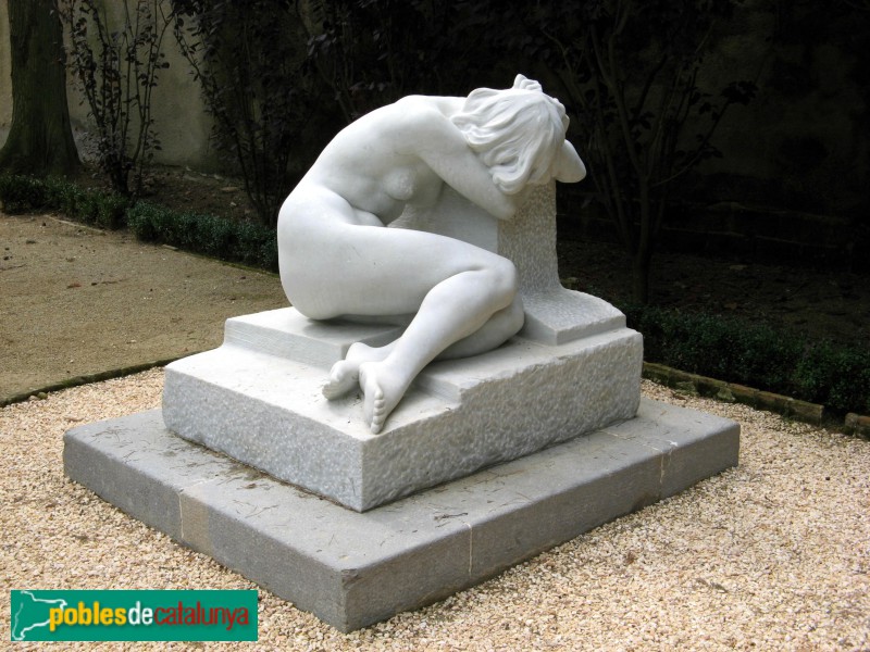 Argentona - Can Garí. Jardins - Escultura de Llimona (Foto: Albert Esteves, 2007) Argentona - Can Garí. Jardins - Escultura de Llimona