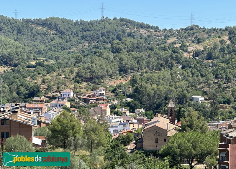 Sant Climent de Llobregat - El poble, amb l'església a mà dreta (Foto: Albert Esteves, 2025) Sant Climent de Llobregat - El poble, amb l'església a mà dreta