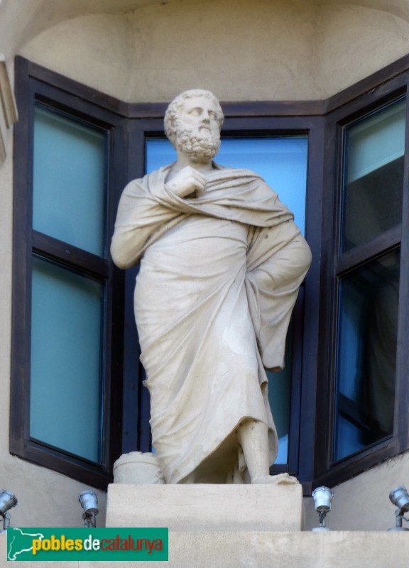 Lleida - La Paeria. Façana del Segre. Escultura