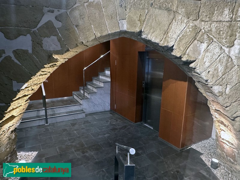 Lleida - Portal de Pont. Arc gòtic a la casa del núm. 3