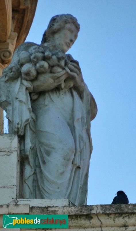 Lleida - Antiga Banca Llorens. Escultura coronament