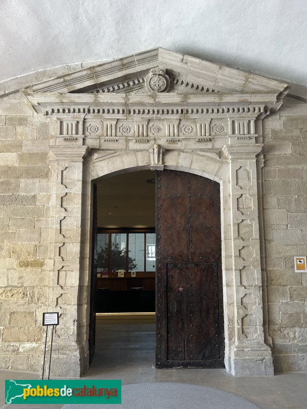 Lleida - Convent de Sant Domènec o del Roser. Porta de la capella