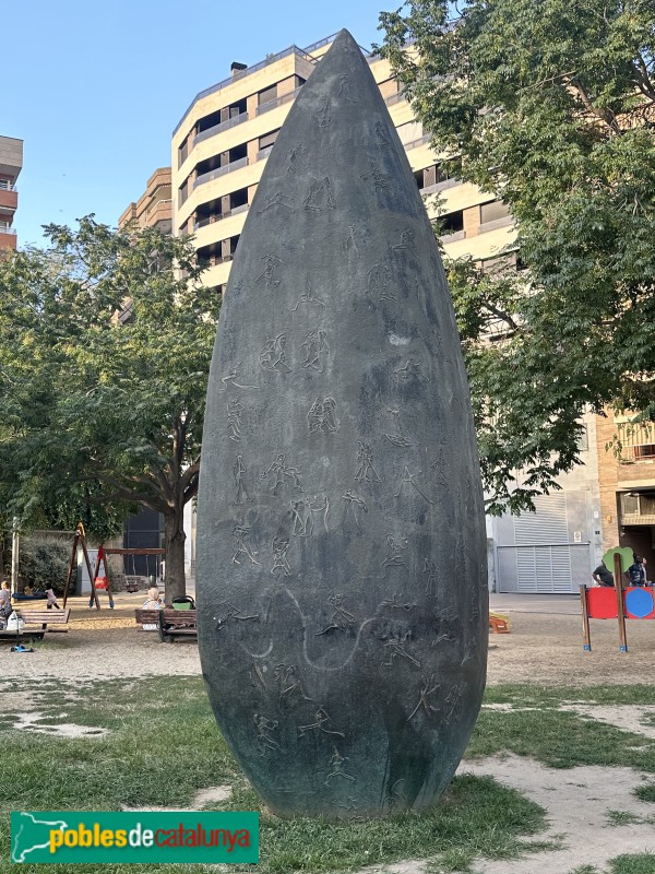 Lleida - Escultura <i>L'ametlla com balla</i>