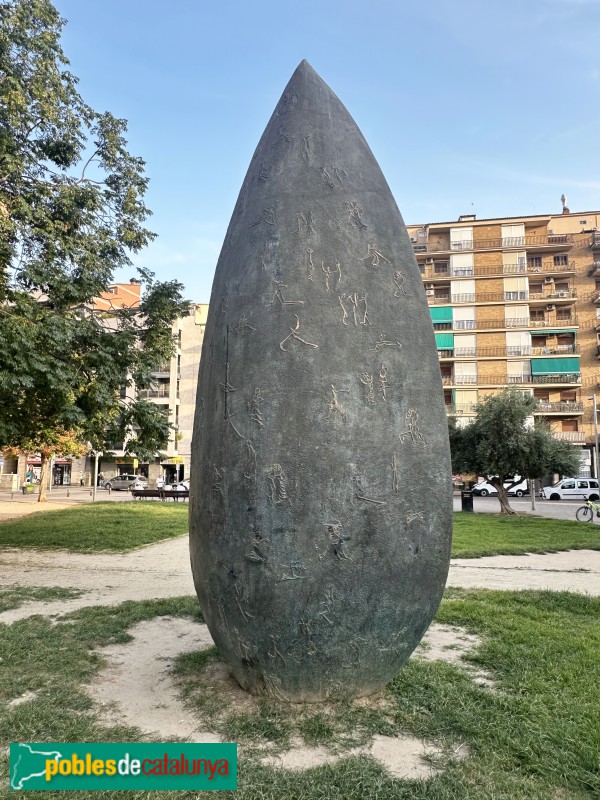 Lleida - Escultura <i>L'ametlla com balla</i>