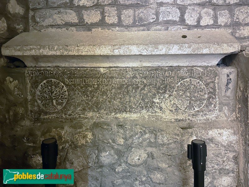 Bellver de Cerdanya - Església de Santa Maria de Talló. Sepulcre de l'ardiaca Raimon de Morer (1307) (Foto: Albert Esteves, 2025) Bellver de Cerdanya - Església de Santa Maria de Talló. Sepulcre de l'ardiaca Raimon de Morer (1307)