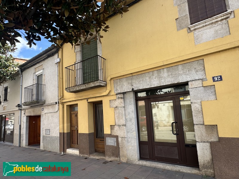 Sarrià de Ter - Carrer Major (Foto: Albert Esteves, 2025) Sarrià de Ter - Carrer Major