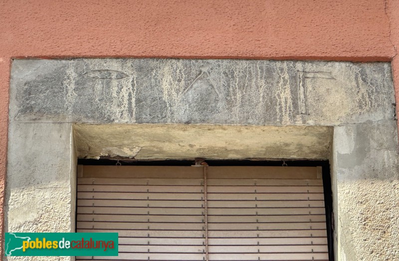 Sarrià de Ter - Llinda amb símbols d'ofici (Foto: Albert Esteves, 2025) Sarrià de Ter - Llinda amb símbols d'ofici