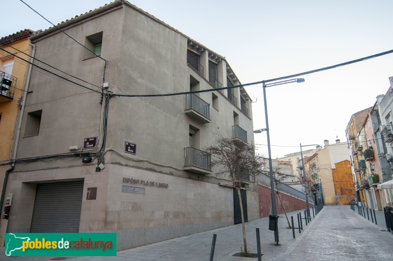 Lleida - Dipòsit del Pla de l'Aigua. Edifici d'accés (Foto: <i>Ecogeo -calaix.gencat.cat-</i>, 2021) Lleida - Dipòsit del Pla de l'Aigua. Edifici d'accés