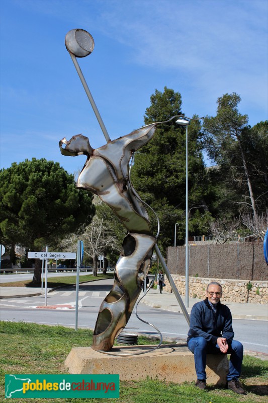 Begues - Escultura <i>Aura de Llunes</i>, amb l'artista assegut al costat