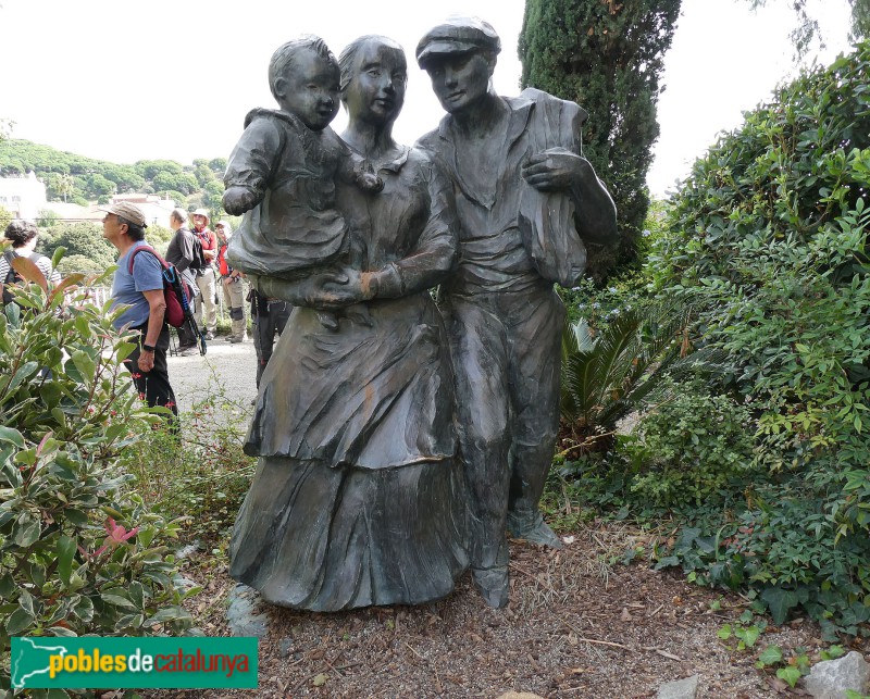 Tiana - Jardí Lola Anglada. Escultura Família tornant del camp (VPons)