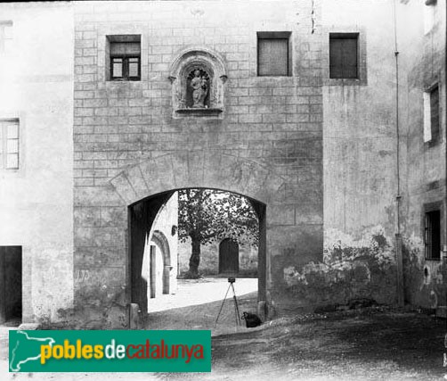 Monestir de Poblet - Porta de l'Abat Lerín (Foto: <i>Albert Oliveras -Arxiu Centre Excursionista de Catalunya-</i>, 1924) Monestir de Poblet - Porta de l'Abat Lerín
