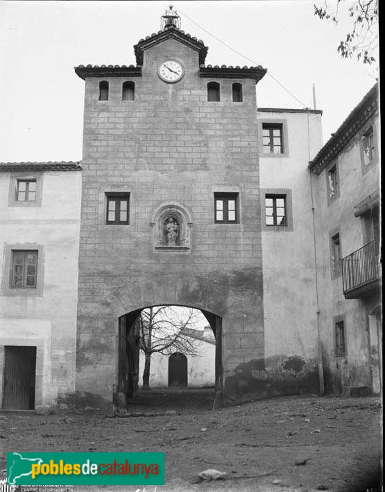 Monestir de Poblet - Porta de l'Abat Lerín (Foto: <i>Josep Massot-Arxiu Centre Excursionista de Catalunya-</i>, c.1909) Monestir de Poblet - Porta de l'Abat Lerín