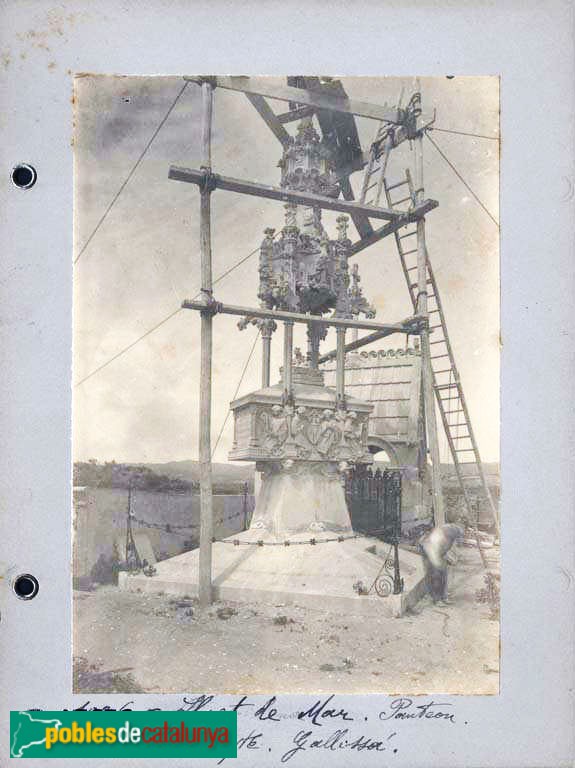 Lloret de Mar - Cementiri. Panteó Casanovas-Terrats, en construcció (Foto: <i>anònima -Arxiu Centre Excursionista de Catalunya-</i>, 1901) Lloret de Mar - Cementiri. Panteó Casanovas-Terrats, en construcció