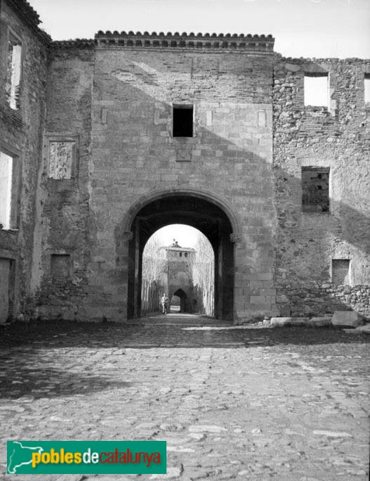 Monestir de Poblet - Porta Daurada (Foto: <i>Antoni Maymó</i>, 1945) Monestir de Poblet - Porta Daurada