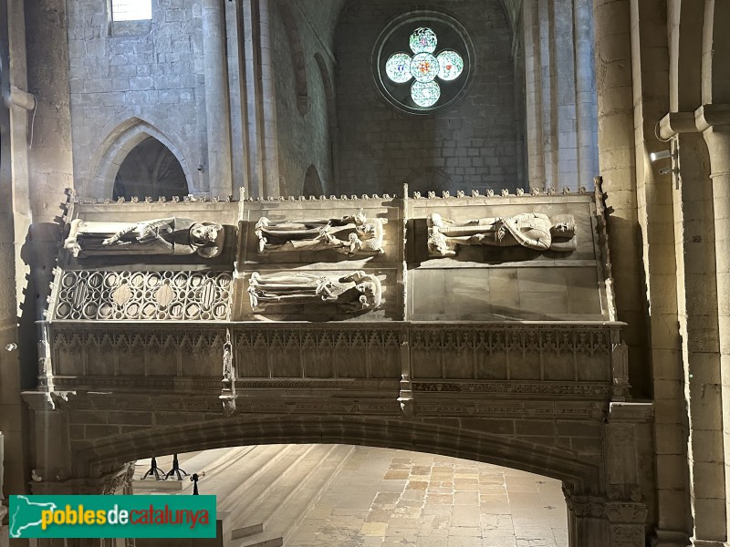 Monestir de Poblet - Panteó reial. Conjunt del costat de l'Epístola, cara exterior (Foto: Albert Esteves, 2025) Monestir de Poblet - Panteó reial. Conjunt del costat de l'Epístola, cara exterior