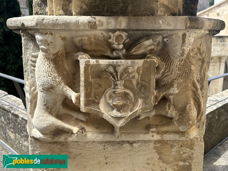 Monestir de Poblet - Claustre. Escut de l'abat Copons (Foto: Albert Esteves, 2025) Monestir de Poblet - Claustre. Escut de l'abat Copons