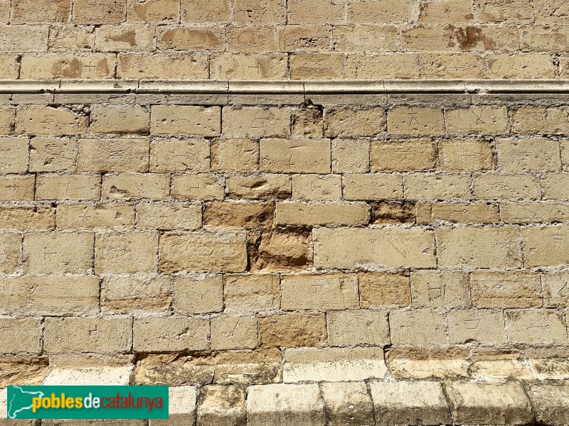 Montblanc - Església de Santa Maria la Major. Marques de picapedrer (Foto: Albert Esteves, 2025) Montblanc - Església de Santa Maria la Major. Marques de picapedrer