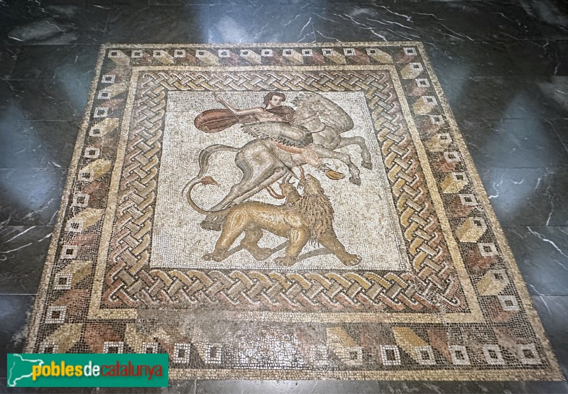 Museu Arqueològic de Catalunya- Mosaic de Bel·lerofont (finals s. III dC). Procedent de Bell-lloc (Girona) (Foto: Albert Esteves, 2025) Museu Arqueològic de Catalunya- Mosaic de Bel·lerofont (finals s. III dC). Procedent de Bell-lloc (Girona)