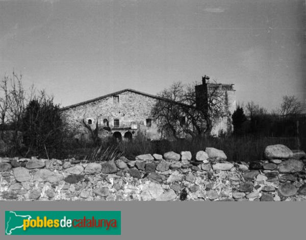 Girona - Can Segalars (Foto: <i>M. Dolors Casanovas -invarquit. cultura.gencat.cat</i>, 1988) Girona - Can Segalars