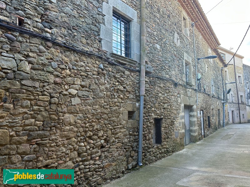 Sant Jordi Desvalls - Can Carreres. Façana carrer Colomers