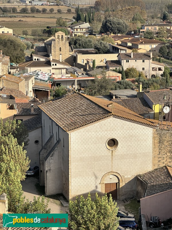 Cervià de Ter - Església de Sant Genís i monestir, al fons (Foto: Albert Esteves, 2025) Cervià de Ter - Església de Sant Genís i monestir, al fons