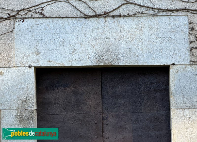 Flaçà - Can Vinyals. Porta de la capella