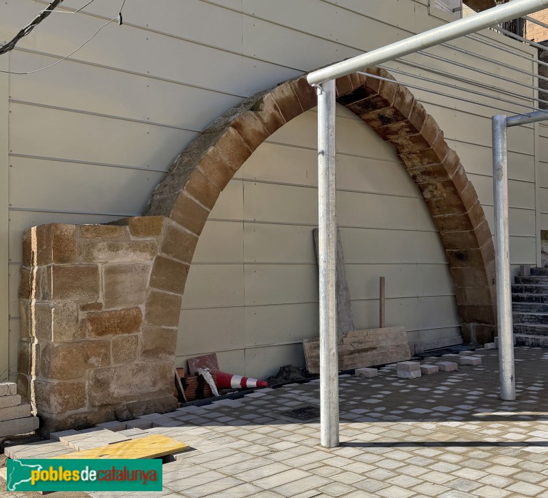 Torrebesses- Nucli antic. Arc ogival aprofitat en una plaça nova