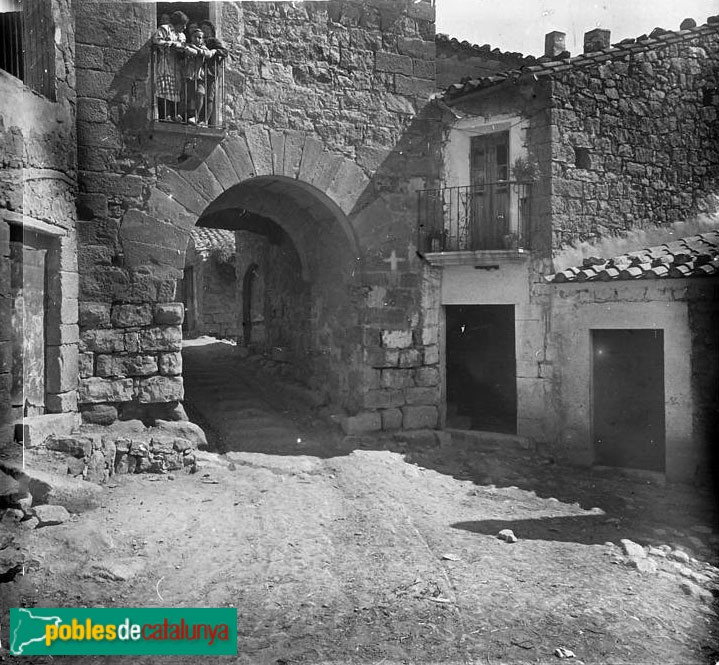 Maials - Portal del Tossalet (Foto: <i>Josep Salvany - Fons Salvany. Biblioteca de Catalunya-</i>, 1920) Maials - Portal del Tossalet