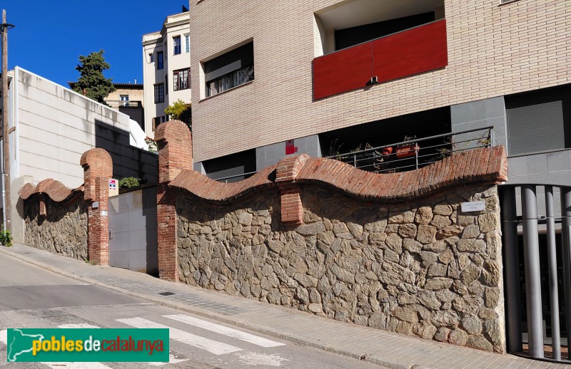 Barcelona - Tanca de l'antic convent de Sant Camil. Carrer Gustavo A. Bécquer