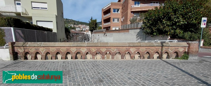 Barcelona - Pont de la plaça Mons