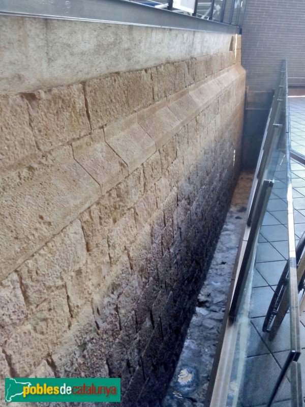 Barcelona - Pavelló Poliesportiu de la Ciutadella. Tram de muralla del segle XVIII (Foto: Anna Corcoll, 2021) Barcelona - Pavelló Poliesportiu de la Ciutadella. Tram de muralla del segle XVIII