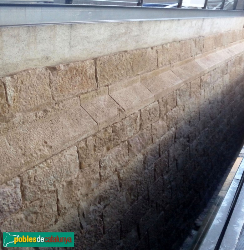 Barcelona - Pavelló Poliesportiu de la Ciutadella. Tram de muralla del segle XVIII (Foto: Anna Corcoll, 2021) Barcelona - Pavelló Poliesportiu de la Ciutadella. Tram de muralla del segle XVIII