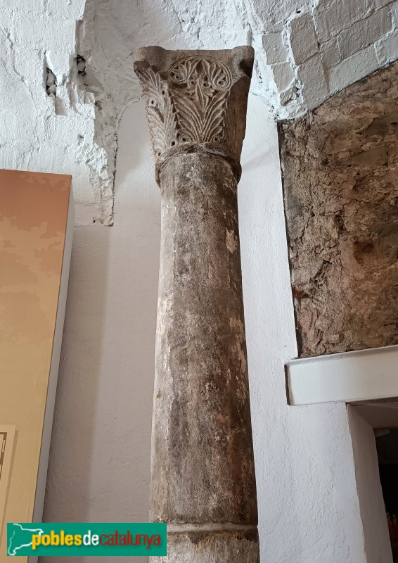 Barcelona - Capitell procedent de la catedral pre-romànica