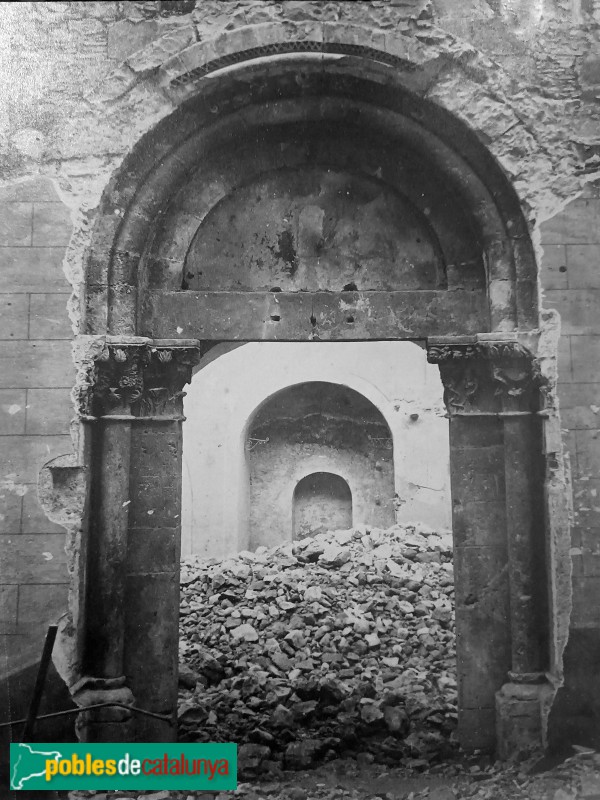 Església de Sant Miquel. Porta romànica, destruïda (Foto: <i>Anònima, col. AFB</i>, 1868) Església de Sant Miquel. Porta romànica, destruïda