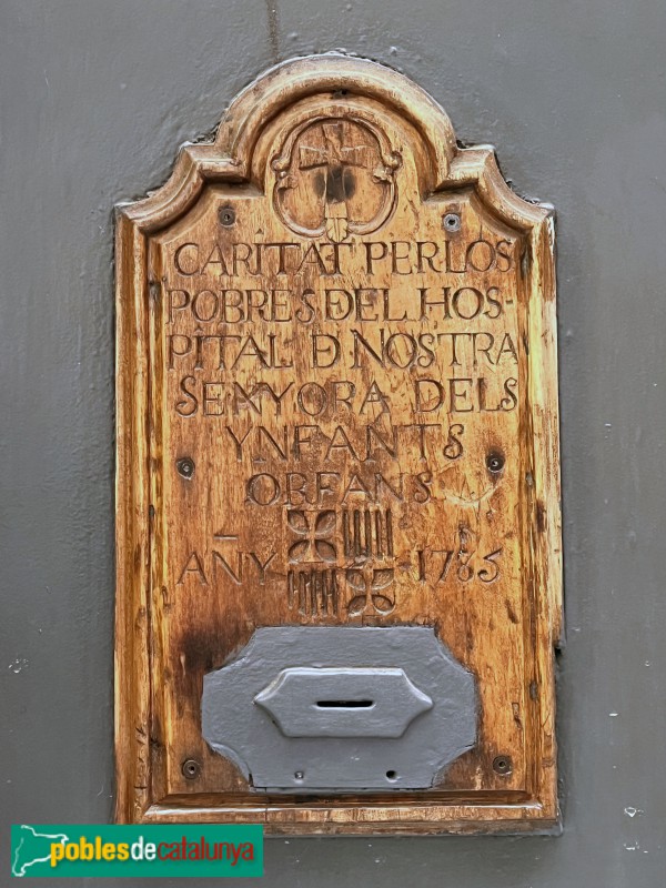 Barcelona - Antiga Capella dels Infants Orfes. Bústia de la porta