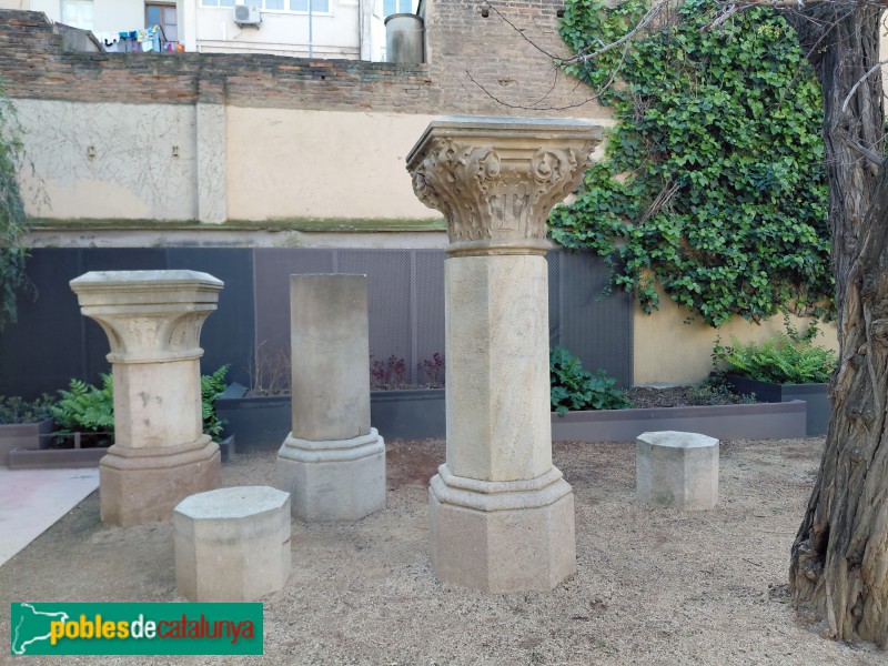 Barcelona - Jardins d'Emma. Columnes de l'antic asil