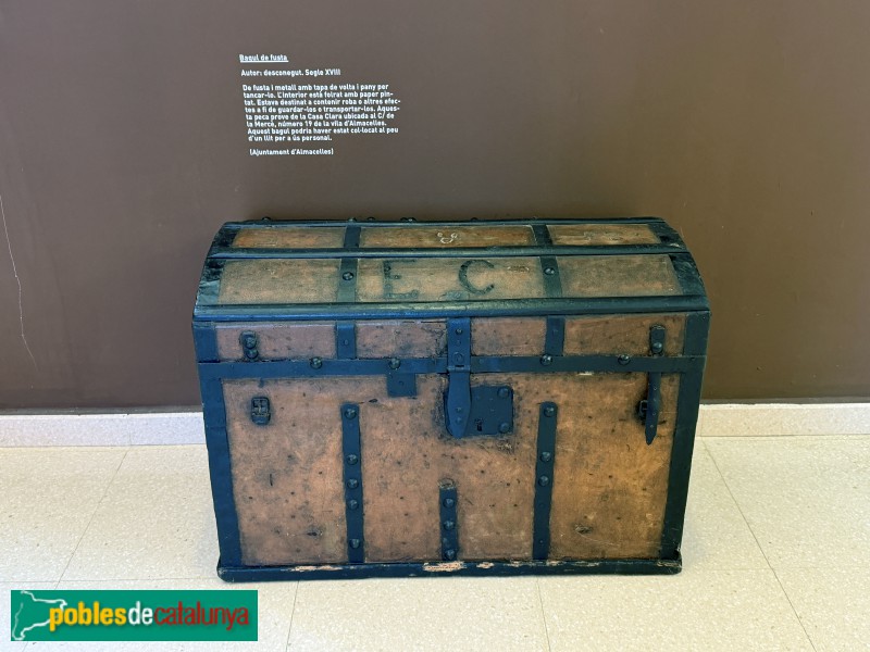 Almacelles - Museu Mas Dordal. Bagul de fusta del segle XVIII