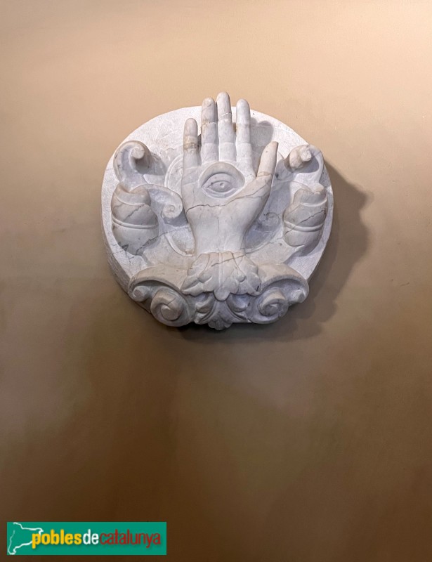 Barcelona - Col·legi de Cirurgia. Escut del Col·legi a l’escala principal