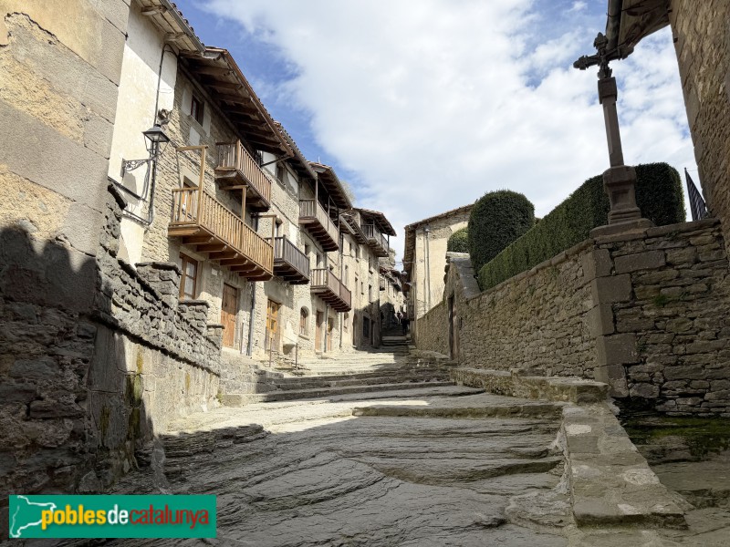 Rupit - Carrer del Fossar amb la creu a mà dreta (Foto: Albert Esteves, 2026) Rupit - Carrer del Fossar amb la creu a mà dreta