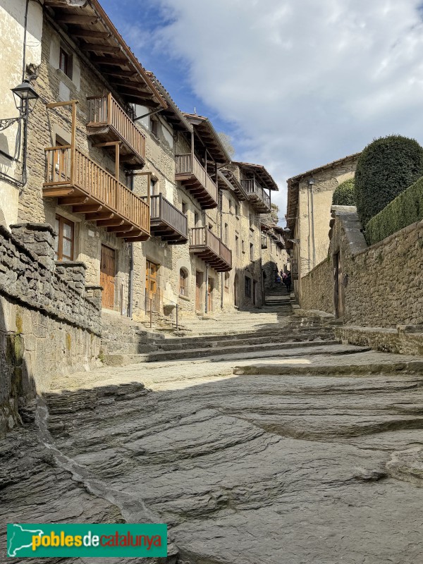 Rupit - Carrer del Fossar (Foto: Albert Esteves, 2026) Rupit - Carrer del Fossar