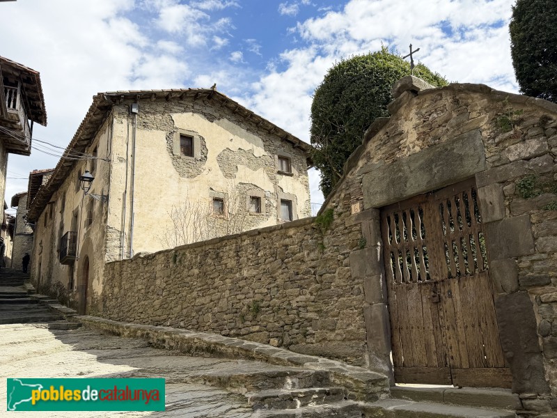 Rupit - Carrer del Fossar (Foto: Albert Esteves, 2026) Rupit - Carrer del Fossar