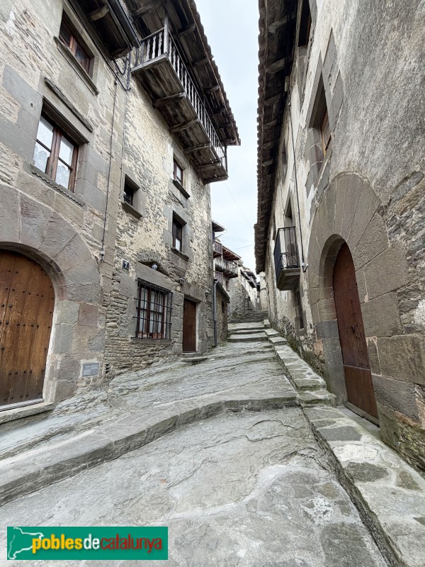 Rupit - Carrer del Fossar (Foto: Albert Esteves, 2026) Rupit - Carrer del Fossar
