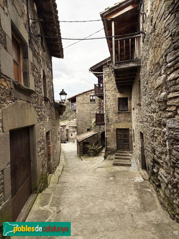 Rupit - Carrer del Fossar (Foto: Albert Esteves, 2026) Rupit - Carrer del Fossar