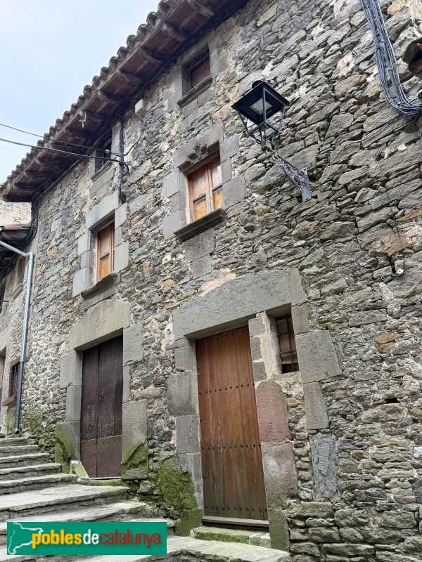 Rupit - Carrer del Fossar, 12 -Casa Torrasastre, 1681- (Foto: Albert Esteves, 2026) Rupit - Carrer del Fossar, 12 -Casa Torrasastre, 1681-
