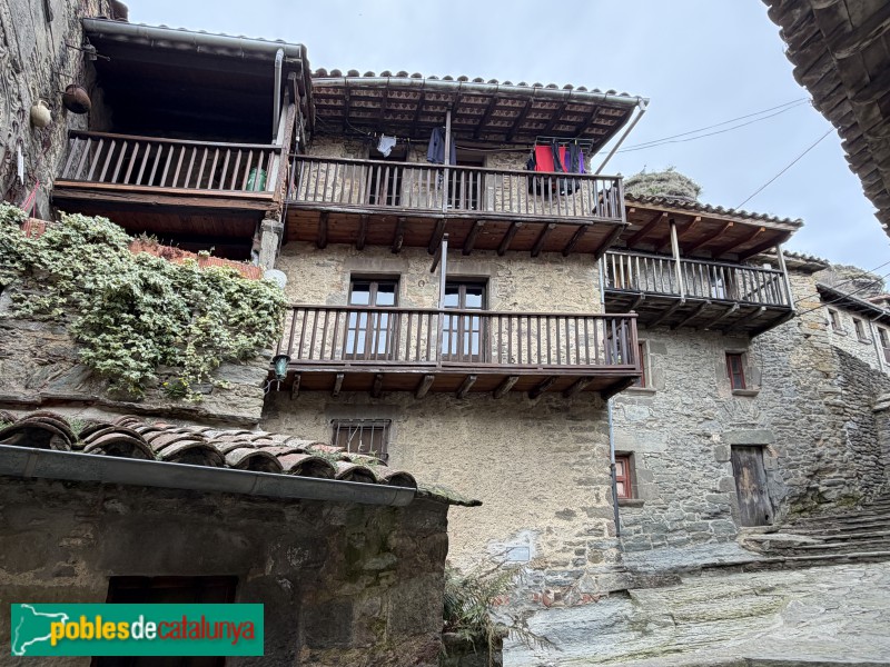 Rupit - Carrer del Fossar, 15-17-19 (Foto: Albert Esteves, 2026) Rupit - Carrer del Fossar, 15-17-19