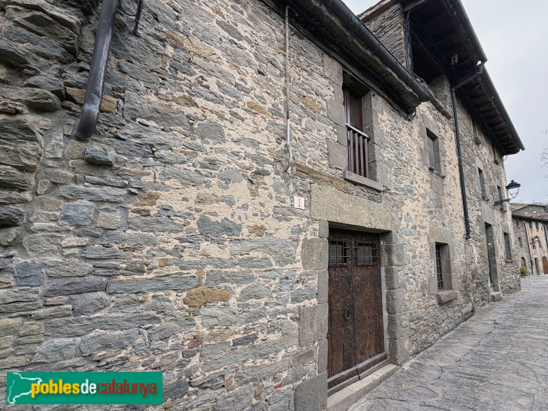 Rupit - Carrer del Coll del Castell (Foto: Albert Esteves, 2026) Rupit - Carrer del Coll del Castell